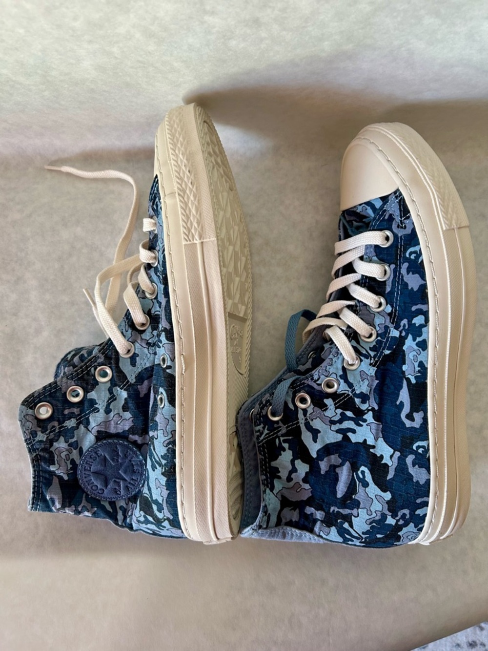 Rare Converse Unisex Camo Tennis Shoes - Size 9 Men’s, 11 Women
13890C - Picture 5 of 6